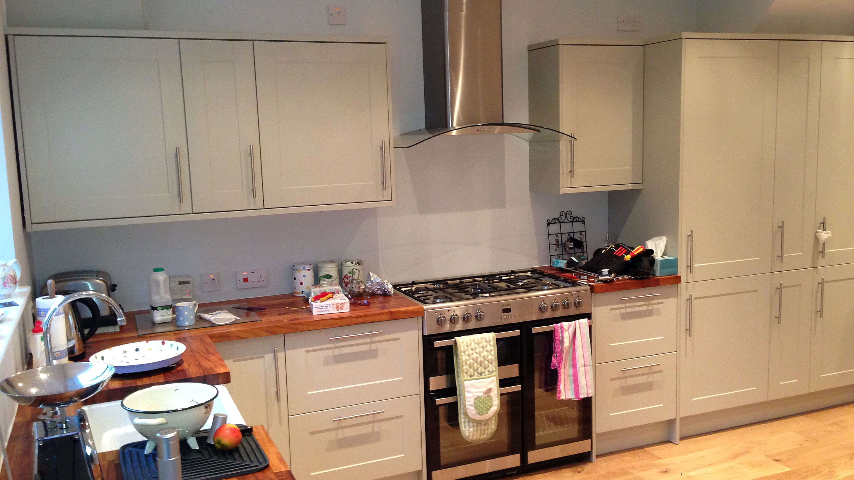 Cream kitchen with a range cooker, oak worktops and a tiled splashback