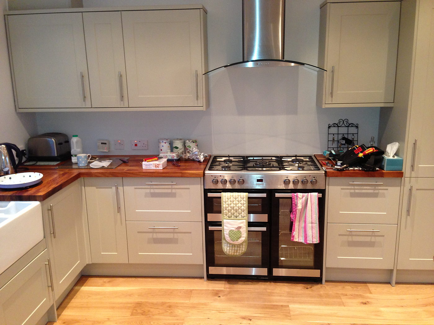 Cream kitchen with a range cooker and oak worktops